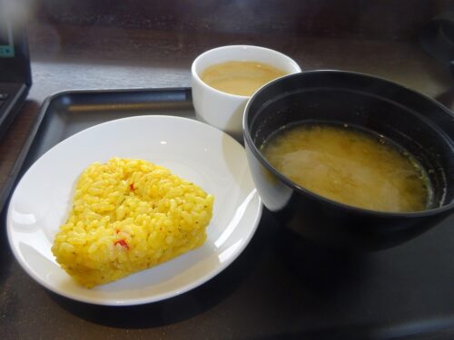 JAL国内線ラウンジでの食事。なんとパエリア風のおにぎりが提供していました。